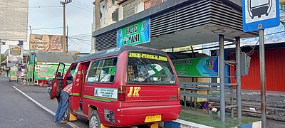 MPU & Angkutan Pedesaan Jombang menunggu jadwal keberangkatan dari Halte Pasar Legi Jombang