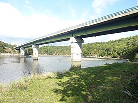 A ponte vista do leste.