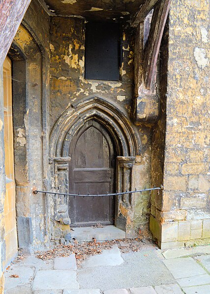 File:13th century doorway, Gloucester Cathedral close - geograph.org.uk - 4143504.jpg