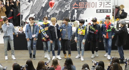 Tập_tin:180128_Stray_Kids_COEX_Live_Plaza_Fan_Signing.png