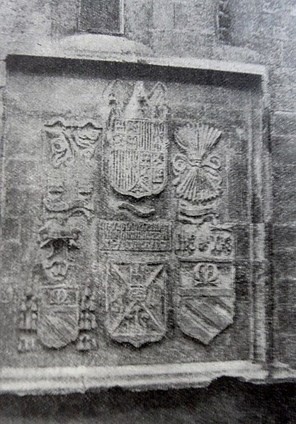 File:1920. Villena. Iglesia de Santiago. Escudos, calle Ramón y Cajal.JPG