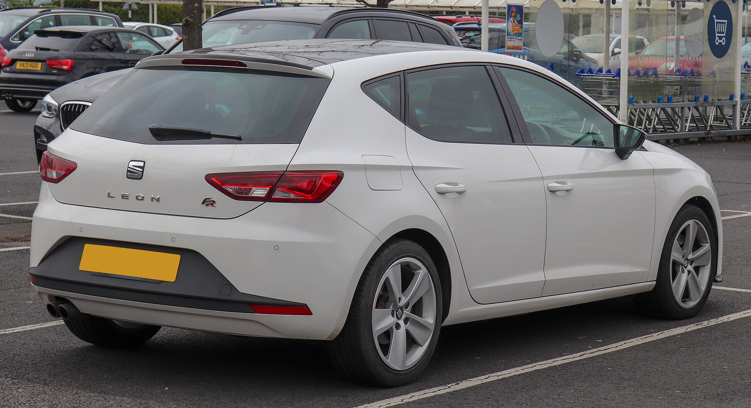 https://upload.wikimedia.org/wikipedia/commons/thumb/b/b9/2013_SEAT_Leon_FR_Technology_TDi_2.0_Rear.jpg/2560px-2013_SEAT_Leon_FR_Technology_TDi_2.0_Rear.jpg