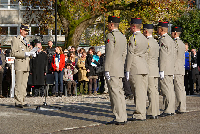 Le colonel Jean-Michel Lebraud, délégué militaire départemental du Territoire de Belfort, lit un discours.