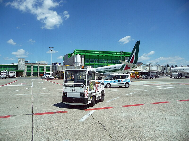 File:2017 at Milan Linate Airport 02.jpg