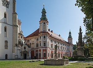 2019 Klasztor w Henrykowie 2.jpg