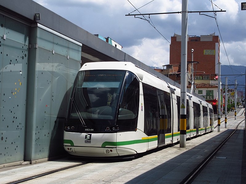 File:2019 Medellín - Tranvía en la estación Bicentenario.jpg
