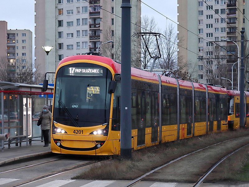 File:2021 Warszawa Światowida, tramwaj Hyundai Rotem 140N na linii 17.jpg