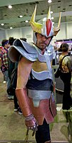 Homme au casque pointu argenté portant une armure colorée.