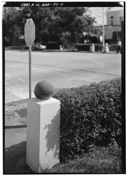 File:852 JEFFERSON AVENUE, GATE COLUMN - Miami Beach Art Deco Historic District, Miami, Miami-Dade County, FL HABS FLA,13-MIAM,5-28.tif