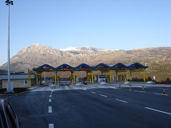 Ravča toll plaza