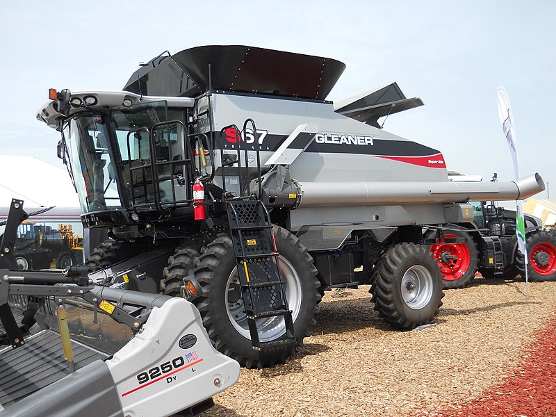 File:AGCO Gleaner S67 Tritura combine - 2011.jpg