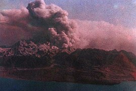 1983'teki güçlü patlama sırasında Una-Una adasındaki Colo yanardağının üzerinde geniş bir kül tüyü yükseliyor.jpg