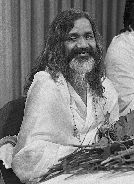 File:Aankomst Maharish Makesh Yogi op Schiphol. M. M. Yogi vergezeld van Dramayari Do, Bestanddeelnr 920-6591 (cropped2).jpg