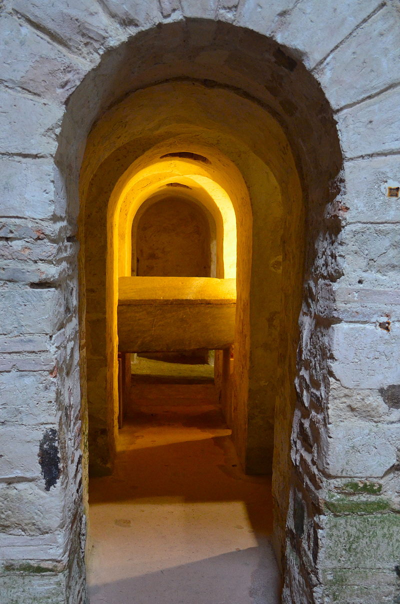 El sarcófago de San Filiberto, situado en la cripta de la Abadía San Filiberto · Crédito Rehtse   · Crédito Selbymay   