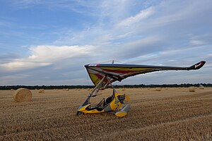 Air Creation Tanarg с крылом Bionix на пшеничном поле готовы к взлету.