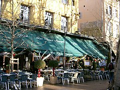 Terrasse de la brasserie des Deux-Garçons sur le cours Mirabeau, fréquentée par Paul Cézanne et Émile Zola.