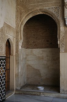 Inside Alhambra: arabesk arch