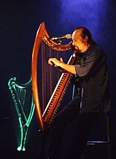 Photographie d'Alan Stivell à la harpe