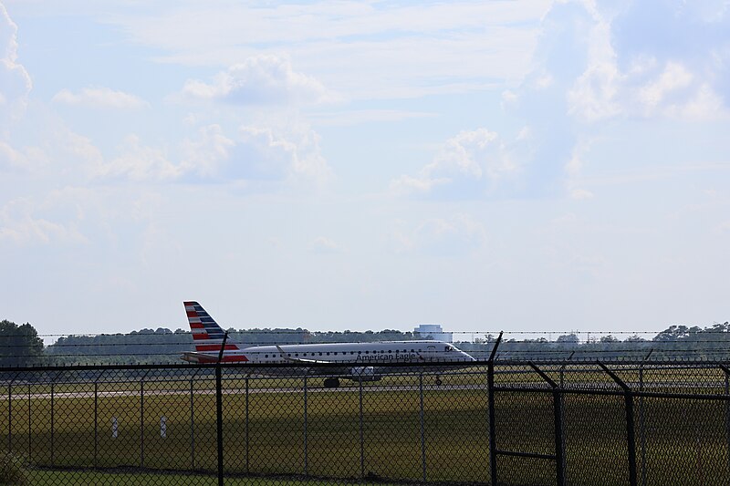 File:American Eagle Embraer E175LR Departing Wilmington International Airport 06.jpg