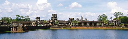 ไฟล์:Angkor Wat from moat.jpg