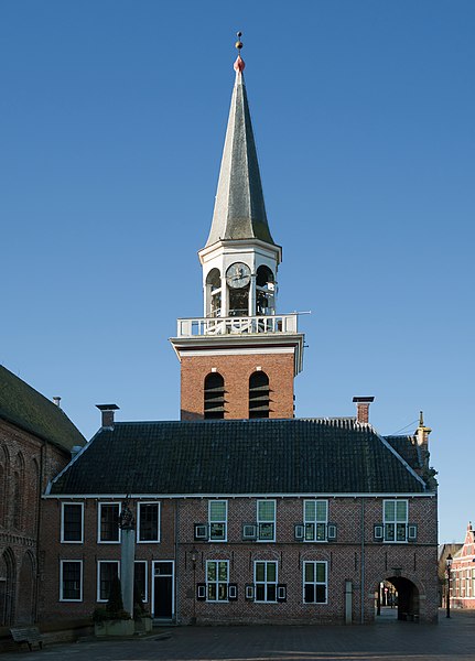 File:Appingedam, het stadhuis RM8249 met daarachter de toren van de Nicolaïkerk RM8247IMG 0057 2018-01-07 11.48.jpg