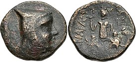 Бронзовая монета Ариарата III. Аверс: царь в башлыке. Реверс: Кибела с двумя сфинксами