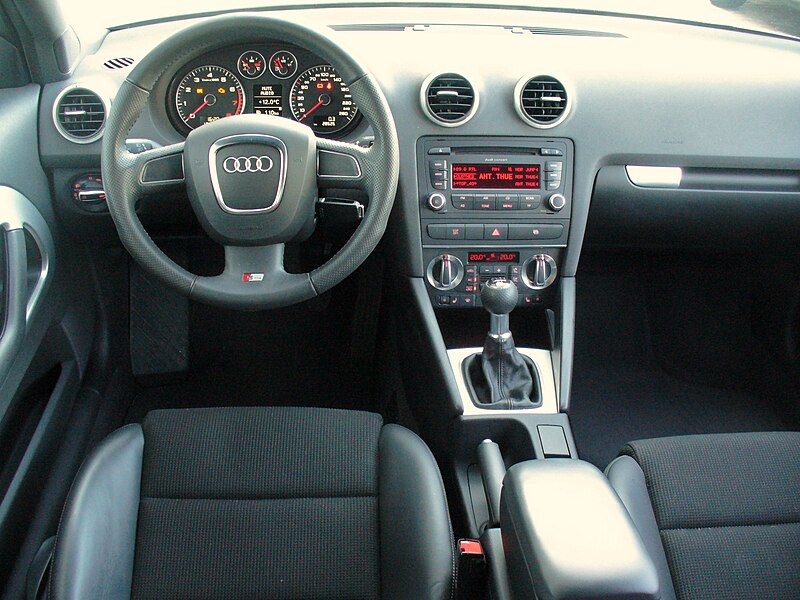 File:Audi A3 8P 2.Facelift S line 1.2 TFSI Ibisweiß Interieur.JPG