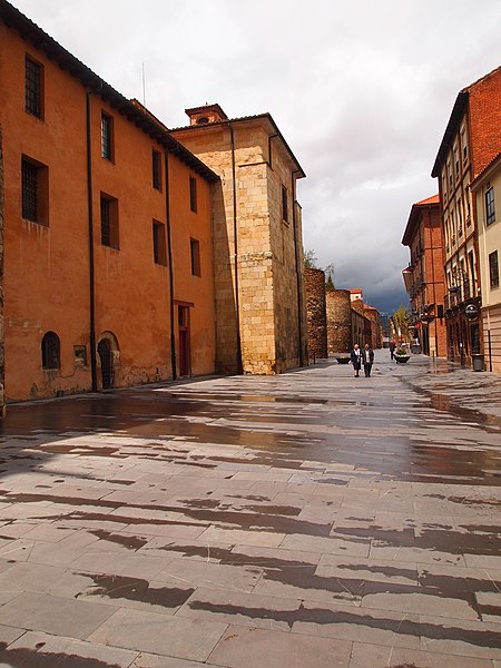 File:Avenida de los Cubos, Leon.JPG