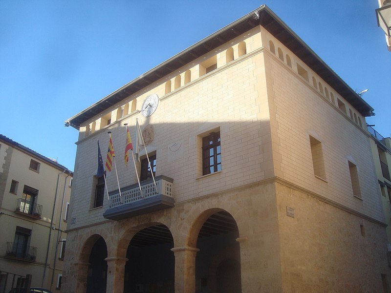 File:Ayuntamiento de Torrevelilla del Bajo Aragón (La Torre de Vilella en catalán).jpg