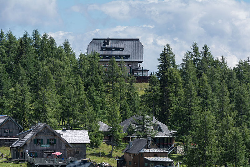 File:Bad Mitterndorf Tauplitzalm Linzer Tauplitz Haus fern.jpg