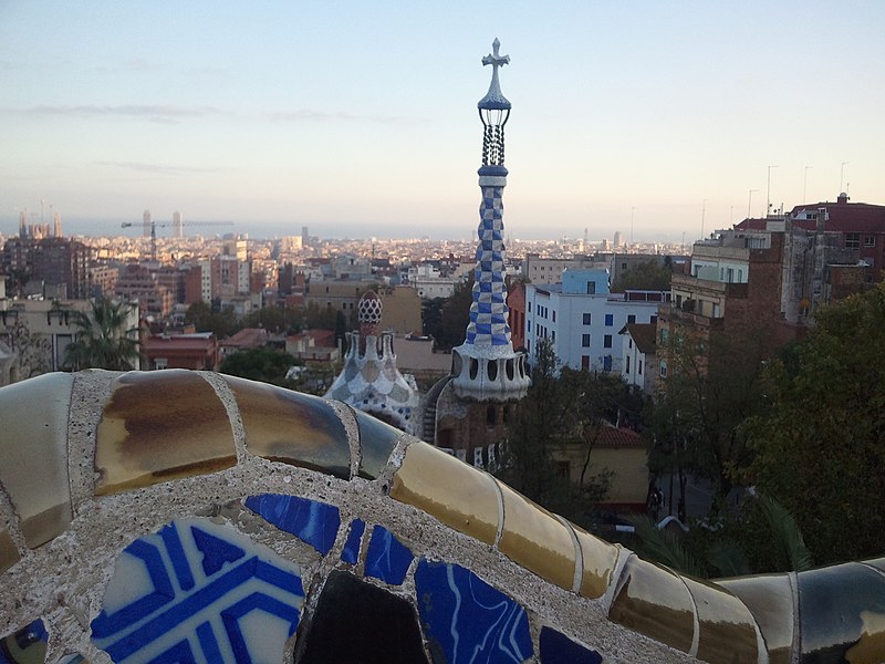 File:Banc i casa de l'entrada al Park Güell (Barcelona, Catalunya) - panoramio.jpg