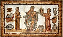 Mosaik einer römischen Matrone, umgeben von zwei Dienern, die ihr Schmuck und einen Spiegel überreichen