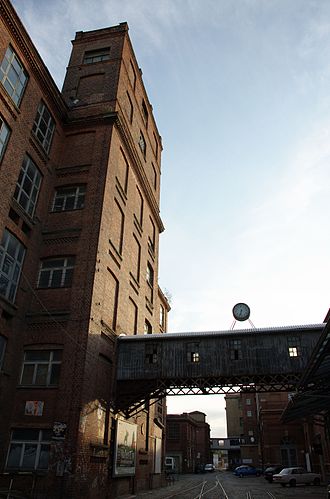 Building and bridge on the site of the old cotton mill Baumwollspinnerei bruecke uhr.jpg