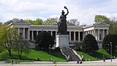 Die Ruhmeshalle mit der Bavaria im Vordergrund