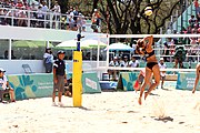 Deutsch: Beachvolleyball bei den Olympischen Jugendspielen 2018; Tag 9, 15. Oktober 2018; Mädchen, Viertelfinale: USA-Spanien 2–1 (21–19/17–21/15–9) English: Beach volleyball at the 2018 Summer Youth Olympics at 15 October 2018 – Girls Quarterfinals: USA-Spain 2–1 (21–19/17–21/15–9)