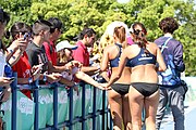 Deutsch: Beachvolleyball bei den Olympischen Jugendspielen 2018; Tag 9, 15. Oktober 2018; Mädchen, Viertelfinale: USA-Spanien 2–1 (21–19/17–21/15–9) English: Beach volleyball at the 2018 Summer Youth Olympics at 15 October 2018 – Girls Quarterfinals: USA-Spain 2–1 (21–19/17–21/15–9)