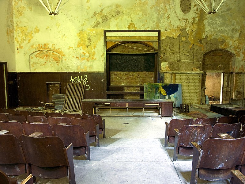 File:Beelitz 6 Auditorium.jpg