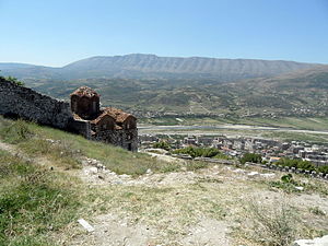 O flanco leste da montanha visto de Berat