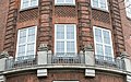 Deutsch: Altbau des Bernhard-Nocht-Instituts für Tropenmedizin in Hamburg-St. Pauli: Balkon des Haupthauses. This is a photograph of an architectural monument. It is on the list of cultural monuments of Hamburg, no. 13718