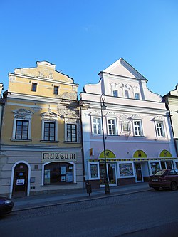 Beroun, historické domy na Husově náměstí.jpg