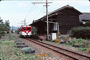 備前赤崎駅に停車中の赤いクレパス号（1990年）