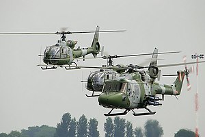 Westland Lynx и Aérospatiale SA 341/SA 342 Gazelle во время авиашоу Royal International Air Tattoo 2005 в Глостершире.