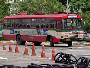 รถโดยสารครีมแดง ขสมก. สมัยใช้ตราสัญลักษณ์แบบที่ 2 (แบบภาษาอังกฤษ) ในปี 2552