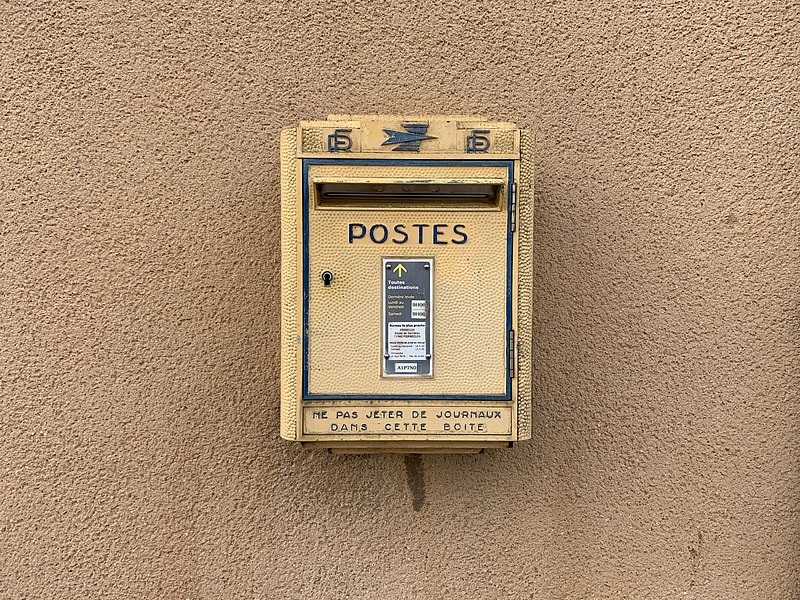 File:Boîte Lettres Poste Route Roche - Solutré-Pouilly (FR71) - 2021-03-02 - 2.jpg