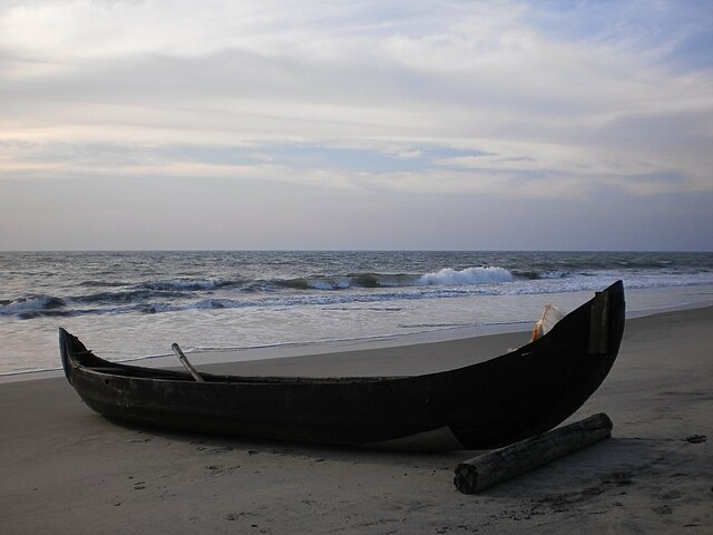 File:Boat-on-cherai-beach.JPG