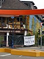 "Bollerwagen klauen und den Männertag versauen, weil Mackertum nervt!" Banner an der SUSI in Freiburg-Vauban