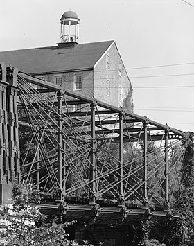 Algemeen beeld van het latwerk aan de oostkant van de brug, met de Savage Mill-toren op de achtergrond, in 1970.