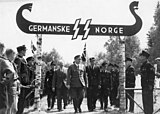 Borre-stevnet 1943. Soldater fra Germanske SS Norge og Hirden. Portal med vikingskip-form. Quisling går gjennom portalen.