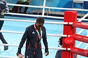 Deutsch: Boxen bei den Olympischen Jugendspielen 2018 Tag 12, 18. Oktober 2018 - Medaillenzeremonie im Leichtgewicht der Mädchen - Gold: Caroline Sara DuBois (Großbritannien), Silber: Porntip Buapa (Thailand), Bronze: Oriana Saputo (Argentinien); Medaillenübergabe durch Habu Gumel (IOC, Nigeria), Geschenkübergabe durch Raymond Silvas (USA, AIBA). English: Boxing at the 2018 Summer Youth Olympics on 18 October 2018 – Girl's Lightweight Medal Ceremony - Gold: Caroline Sara DuBois (Great Britain), Silver: Porntip Buapa (Thailand), Bronze: Oriana Saputo (Argentina); Medal handover by Habu Gumel (IOC, Nigeria), Gift presented by Raymond Silvas (USA, AIBA). Español: Boxeo en los Juegos Olímpicos Juveniles de Verano de 2018 en 18 de octubre de 2018 - Ceremonia de la Medalla de peso ligero para niñas - Oro: Caroline Sara DuBois (Gran Bretaña), Plata: Porntip Buapa (Thailand), Bronce: Oriana Saputo (Argentina); Entrega de medallas por Habu Gumel (COI, Nigeria), Regalo presentado por Raymond Silvas (EE. UU., AIBA).