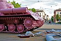 Čeština: Růžový tank výtvarníka Davida Černého v den instalace 11. 5. 2017 na Komenského náměstí před Červeným kostelem, v rámci výstavy Moravské galerie Kmeny 90 ([64], [65])